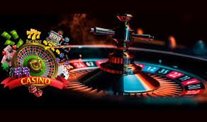 Màn hình live casino trực tuyến 789clup với bàn baccarat và dealer thật